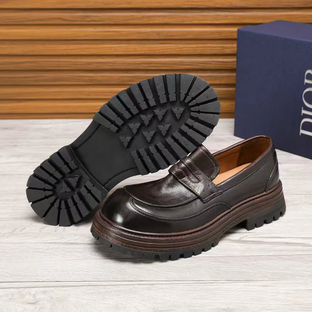 Factory price 540 🕷️🕷️[Dior] Dior's new men's shoes are launched in Hong Kong counters. Official website 1:1 production. Original Italian patented cowhide + water-dyed 🐂 leather lining. Designed by European and American masters. Goodyear craftsmanship, washed cowhide, perfect shape to create counter quality, solid color rubber wear-resistant outsole and classic dazzling toe! Super versatile and very comfortable. High-end without losing taste, fashionable and novel! ! Absolute focus! Colors optional, code number 38-44 (45 customized)